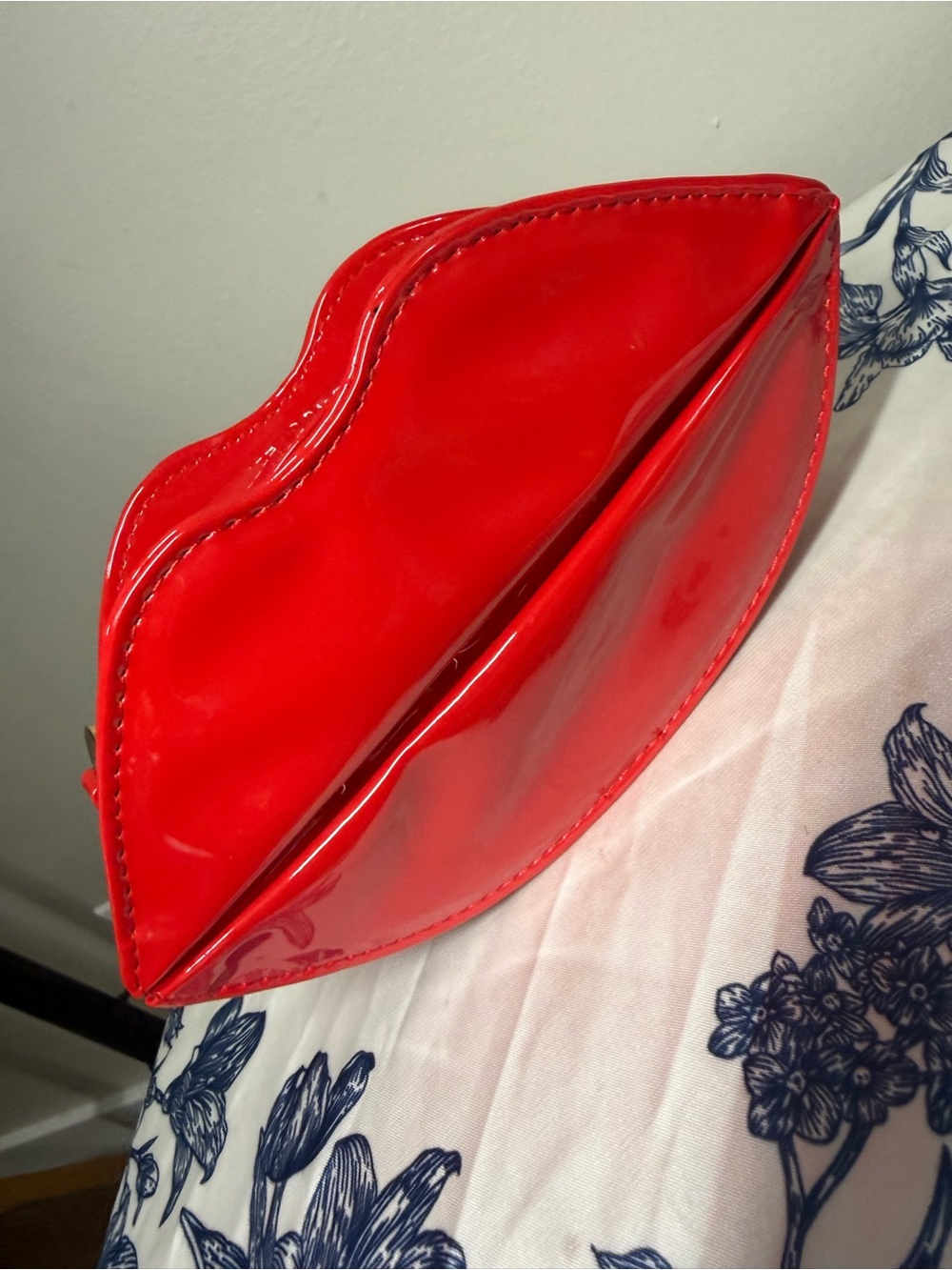 Patent Red Lip-Shaped Clutch - - Picture 5 of 6